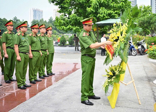 Đại tá Trần Duy Hưng - Bí thư Đảng ủy, Giám thị cùng đoàn công tác Trại tạm giam số 2 dâng hương, hoa trước Đài tưởng niệm ở nghĩa trang Mai Dịch