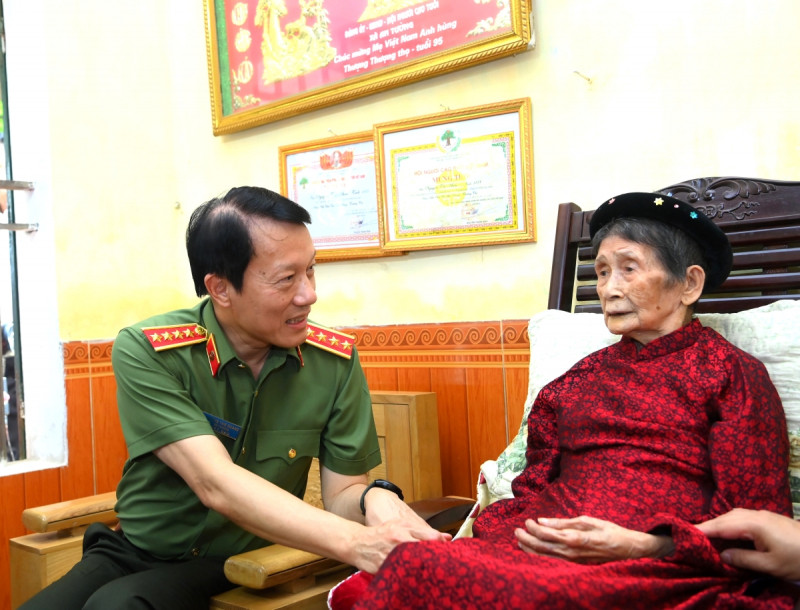 Bộ trưởng Lương Tam Quang ân cần thăm hỏi sức khỏe Mẹ Việt Nam Anh hùng Nguyễn Thị Nhớn