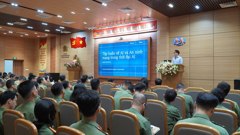 Báo cáo viên Bùi Mạnh Hùng, nhà sáng lập Công Ty CP Công Nghệ Trí Tuệ Nhân Tạo BMH-AI