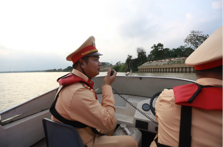 Cảnh sát đường thuỷ tăng cường tuần tra, nhắc nhở người dân trên tuyến sông Hồng. Cảnh sát đường thuỷ tăng cường tuần tra, nhắc nhở người dân trên tuyến sông Hồng.