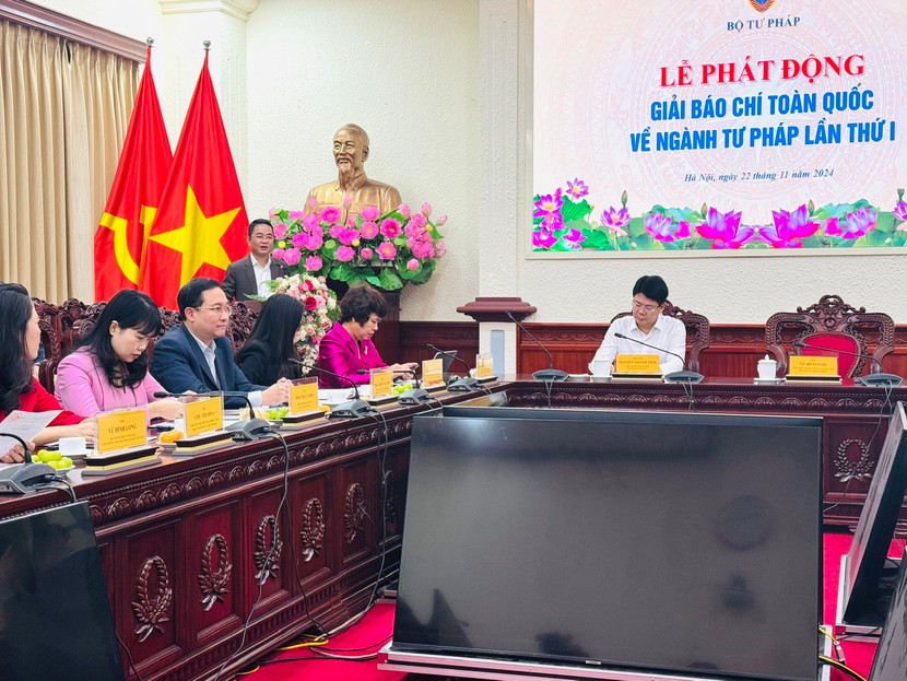 Ông Vũ Hoài Nam - Tổng Biên tập Báo Pháp luật Việt Nam, Phó Trưởng Ban tổ chức Giải báo chí phát biểu tại buổi lễ Ông Vũ Hoài Nam - Tổng Biên tập Báo Pháp luật Việt Nam, Phó Trưởng Ban tổ chức Giải báo chí phát biểu tại buổi lễ