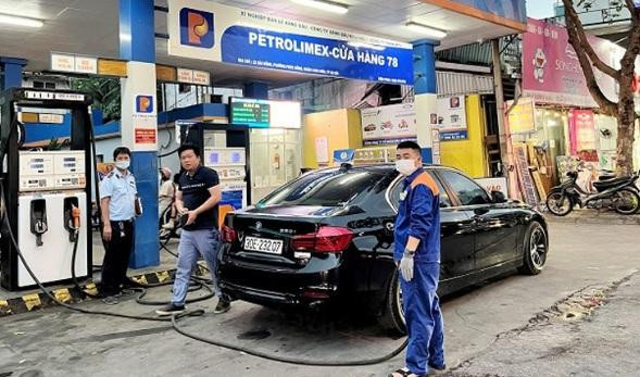 Hoạt động kinh doanh xăng dầu sẽ được các lực lượng thuộc BCĐ 389 TP. Hà Nội kiểm soát chặt, tránh đầu cơ, tăng giá (ảnh minh họa) Hoạt động kinh doanh xăng dầu sẽ được các lực lượng thuộc BCĐ 389 TP. Hà Nội kiểm soát chặt, tránh đầu cơ, tăng giá (ảnh minh họa)