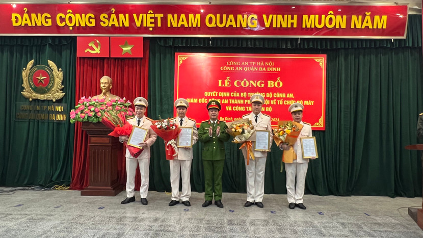 Thượng tá Phạm Hải Thắng - Trưởng Công an quận Ba Đình chúc mừng BCH CAP Trúc Bạch