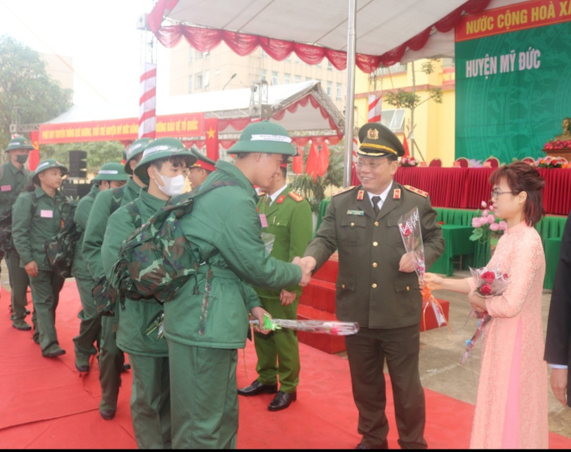 Trung tướng Nguyễn Hải Trung - Giám đốc CATP Hà Nội chúc mừng các tân binh