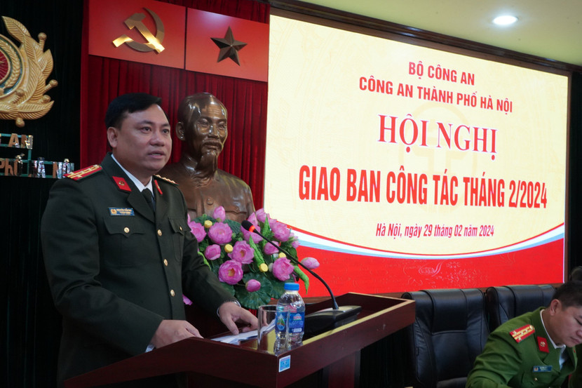 Đại tá Nguyễn Tiến Đạt - Trưởng phòng Tham mưu CATP trình bày báo cáo trung tâm tại hội nghị giao ban tháng 2-2024