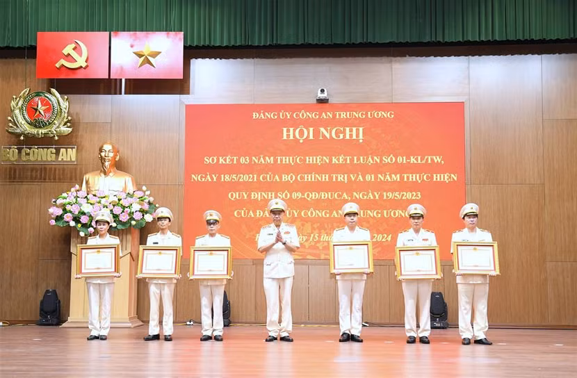 Thừa ủy quyền, Bộ trưởng Tô Lâm trao Bằng khen của Thủ tướng Chính phủ tặng 6 tập thể có thành tích xuất sắc. Thừa ủy quyền, Thứ trưởng Trần Quốc Tỏ trao Bằng khen của Thủ tướng Chính phủ tặng 8 cá nhân có thành tích xuất sắc.