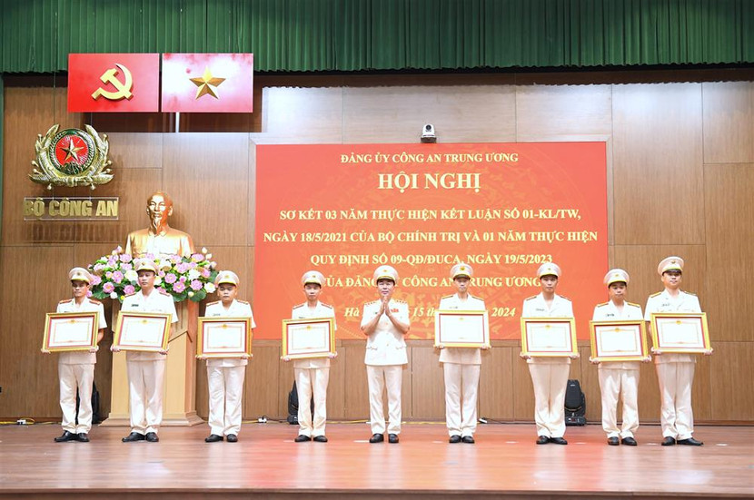 Thừa ủy quyền, Thứ trưởng Trần Quốc Tỏ trao Bằng khen của Thủ tướng Chính phủ tặng 8 cá nhân có thành tích xuất sắc.