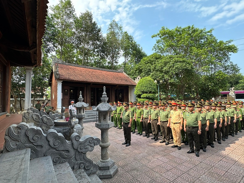 Đoàn đại biểu Công an TP Hà Nội dâng hương tưởng nhớ đồng chí cố Bộ trưởng Trần Quốc Hoàn
