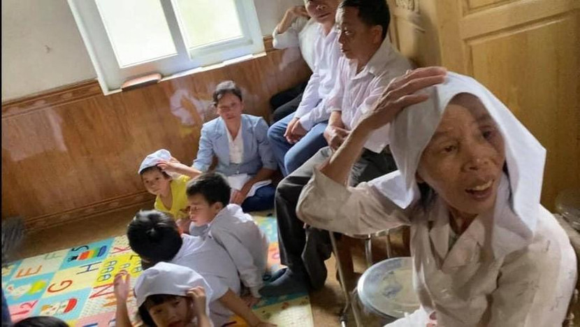 Nhóm bị bắt quả tang gồm 6 người lớn và 6 trẻ em Nhóm bị bắt quả tang gồm 6 người lớn và 6 trẻ em