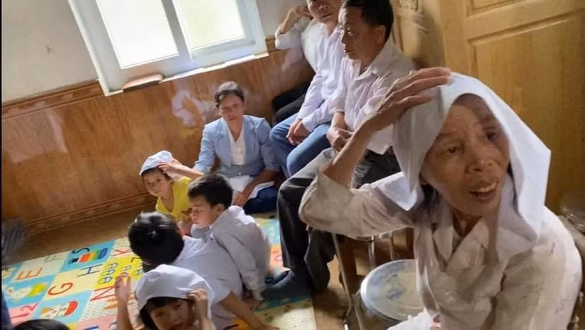 Nhóm bị bắt quả tang gồm 6 người lớn và 6 trẻ em
