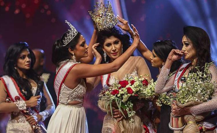 Hoa hậu bị giật vương miện ngay trên sân khấu đêm chung kết được truyền hình trực tiếp Hoa hậu bị giật vương miện ngay trên sân khấu đêm chung kết được truyền hình trực tiếp