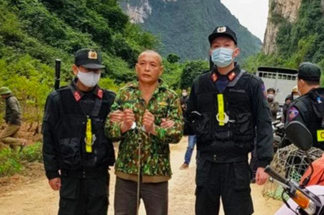 Nghi phạm Nguyễn Văn Chung tại hiện trường gây án