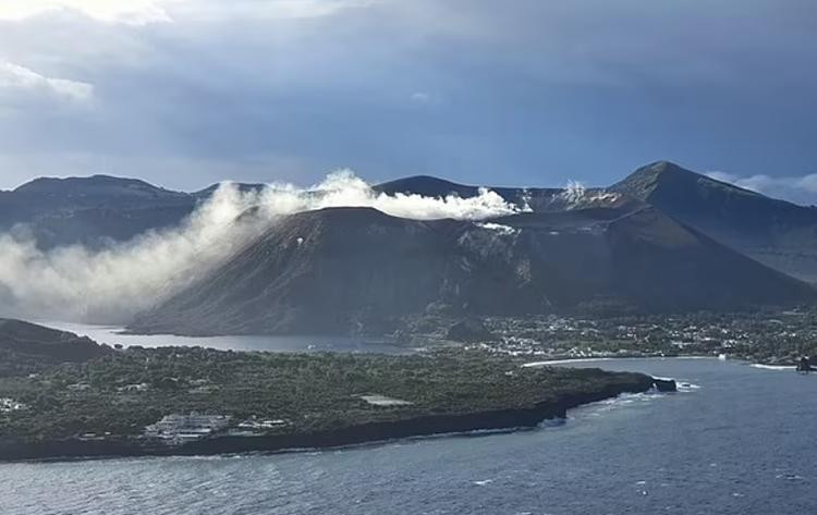 Trên đảo Vulcano có một núi lửa chưa phun trào kể từ năm 1888