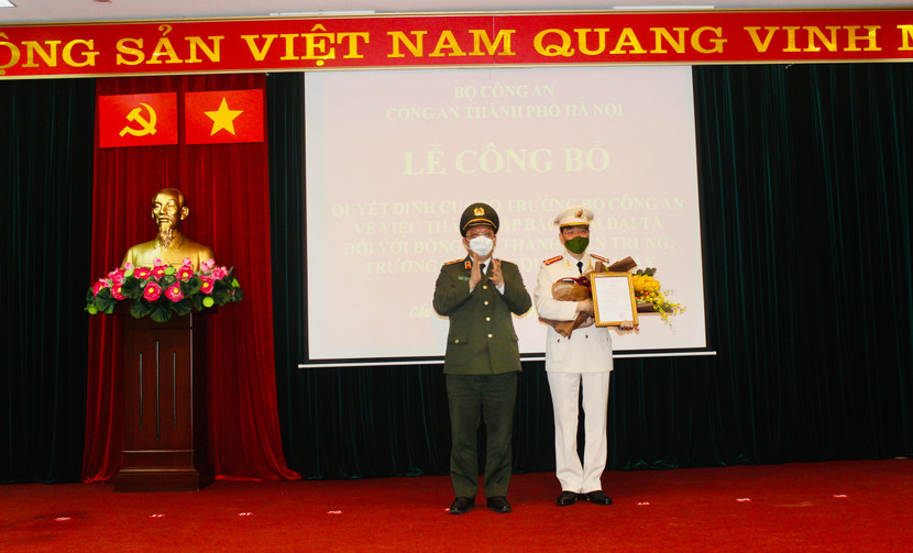 Đồng chí Trung tướng Nguyễn Hải Trung, Giám đốc CATP Hà Nội trao Quyết định thăng cấp bậc hàm Đại tá đối với đồng chí Thành Kiên Trung, Trưởng Công an quận Cầu Giấy Đồng chí Trung tướng Nguyễn Hải Trung, Giám đốc CATP Hà Nội trao Quyết định thăng cấp bậc hàm Đại tá đối với đồng chí Thành Kiên Trung, Trưởng Công an quận Cầu Giấy