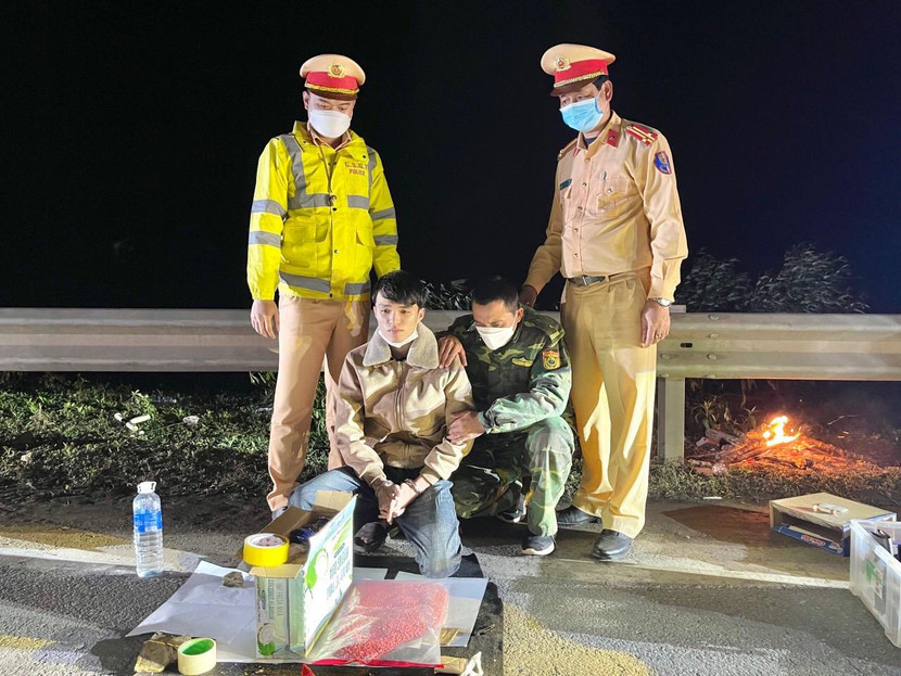 Lực lượng chức năng bắt giữ đối tượng vi phạm