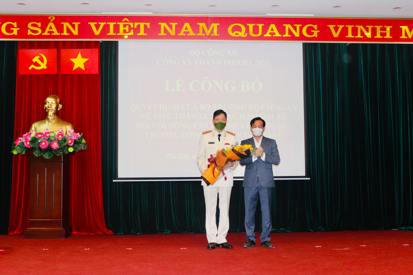 Đồng chí Bùi Tuấn Anh, Chủ tịch UBND quận Cầu Giấy tặng hoa chúc mừng đồng chí Thành Kiên Trung Đồng chí Bùi Tuấn Anh, Chủ tịch UBND quận Cầu Giấy tặng hoa chúc mừng đồng chí Thành Kiên Trung