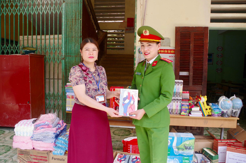 Nhiều cuốn sách, tác phẩm văn học hay, có giá trị nhân văn sâu sắc gắn liền với mảnh đất, con người Hà Giang cũng được đoàn công tác Công an quận Hoàn Kiếm lựa chọn trao tặng thầy, cô giáo và học sinh nơi đây Nhiều cuốn sách, tác phẩm văn học hay, có giá trị nhân văn sâu sắc gắn liền với mảnh đất, con người Hà Giang cũng được đoàn công tác Công an quận Hoàn Kiếm lựa chọn trao tặng thầy, cô giáo và học sinh nơi đây