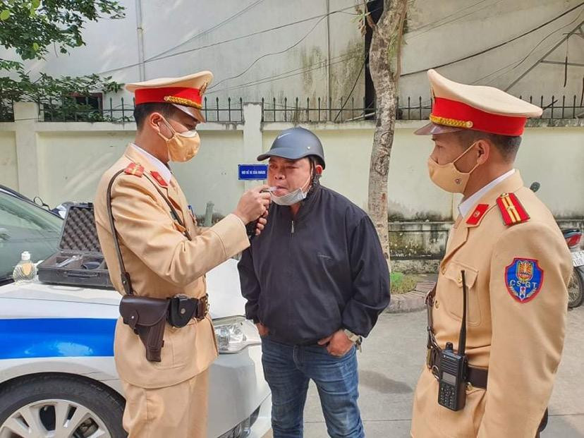 Nhiều lái xe đã bị CSGT kiểm tra nồng độ cồn ngay trong đầu năm để phòng ngừa TNGT
