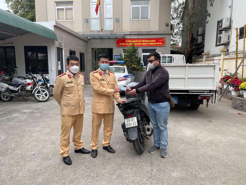 Anh Dũng vui mừng xúc động khi nhận lại chiếc xe máy được CSGT tìm thấy Anh Dũng vui mừng xúc động khi nhận lại chiếc xe máy được CSGT tìm thấy