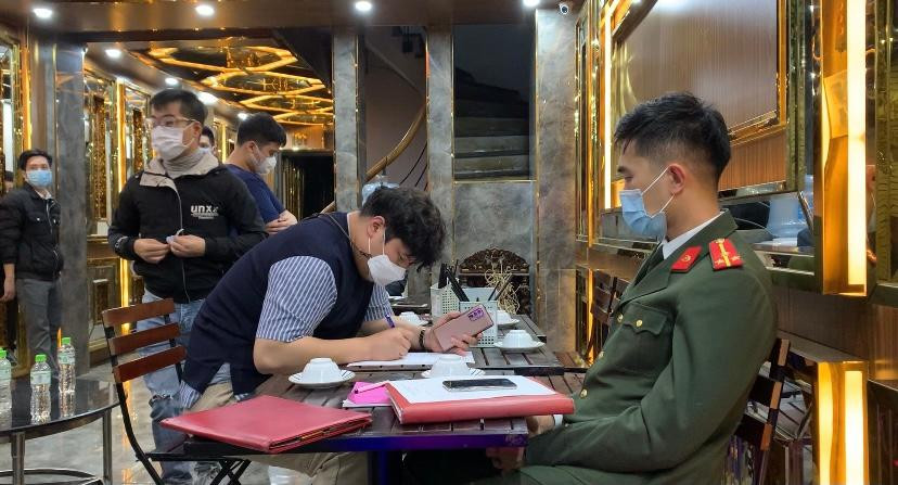 Lực lượng Công an quận Cầu Giấy lập biên bản xử lý nghiêm những trường hợp vi phạm Lực lượng Công an quận Cầu Giấy lập biên bản xử lý nghiêm những trường hợp vi phạm