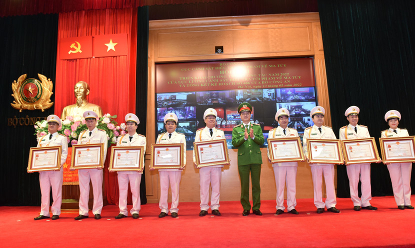 Trung tướng Nguyễn Duy Ngọc, Ủy viên Trung ương Đảng, Thứ trưởng Bộ Công an trao khen cho các đơn vị, cá nhân có thành tích xuất sắc trong công tác đấu tranh phòng, chống tội phạm ma túy của Cục Cảnh sát điều tra tội phạm về ma túy Trung tướng Nguyễn Duy Ngọc, Ủy viên Trung ương Đảng, Thứ trưởng Bộ Công an trao khen cho các đơn vị, cá nhân có thành tích xuất sắc trong công tác đấu tranh phòng, chống tội phạm ma túy của Cục Cảnh sát điều tra tội phạm về ma túy