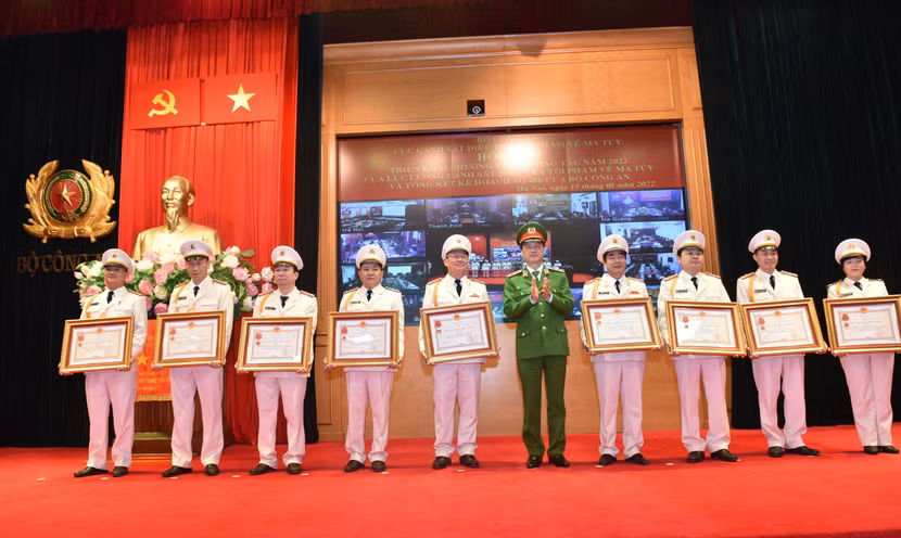 Trung tướng Nguyễn Duy Ngọc, Ủy viên Trung ương Đảng, Thứ trưởng Bộ Công an trao khen cho các đơn vị, cá nhân có thành tích xuất sắc trong công tác đấu tranh phòng, chống tội phạm ma túy của Cục Cảnh sát điều tra tội phạm về ma túy