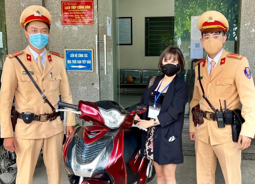 Chị Thanh xúc động cảm ơn CSGT khi nhận lại chiếc xe máy bị kẻ gian đánh cắp