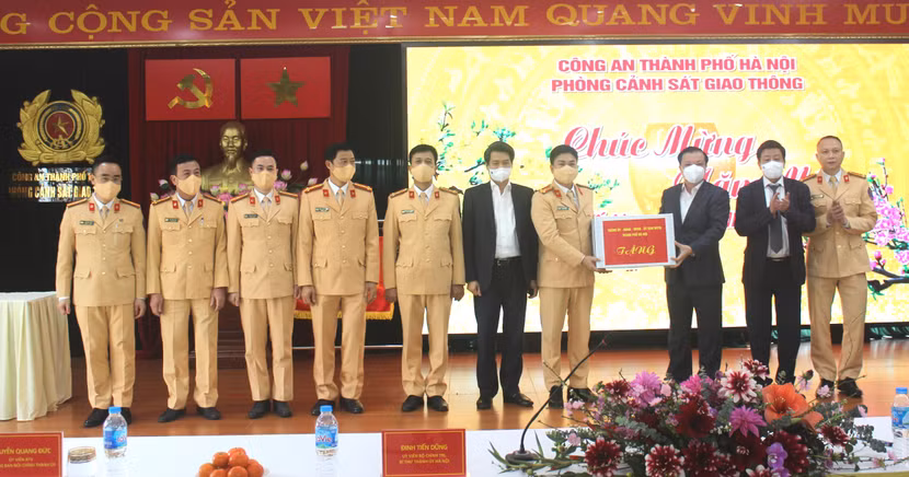 Đồng chí Bí thư Thành ủy Đinh Tiến Dũng tặng quà động viên CBCS Phòng CSGT, CATP Hà Nội
