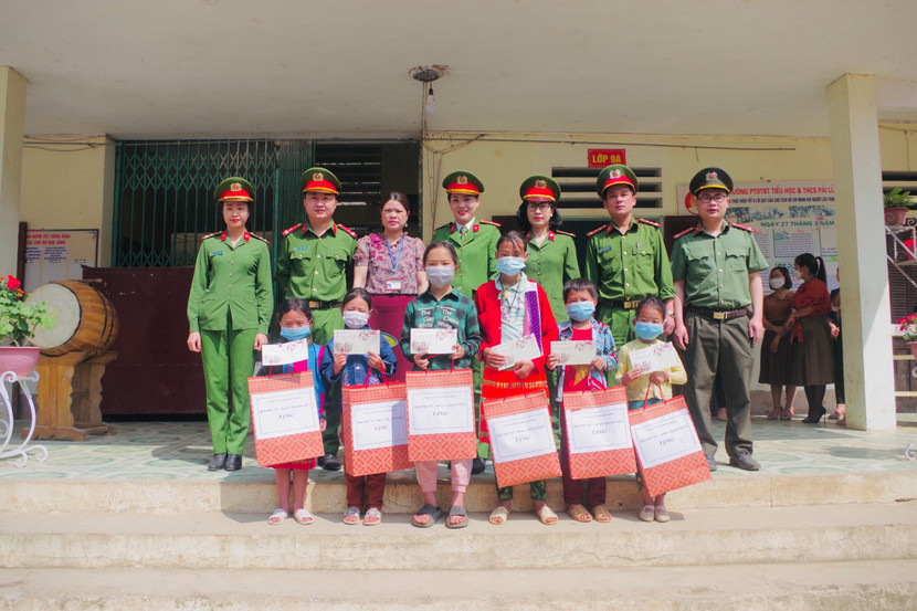 Đoàn công tác của Công an quận Hoàn Kiếm trao các phần quà tới học sinh khó khăn của Trường PTDTBT Tiểu học và THCS xã Pải Lủng, huyện Mèo Vạc, tỉnh Hà Giang Đoàn công tác của Công an quận Hoàn Kiếm trao các phần quà tới học sinh khó khăn của Trường PTDTBT Tiểu học và THCS xã Pải Lủng, huyện Mèo Vạc, tỉnh Hà Giang