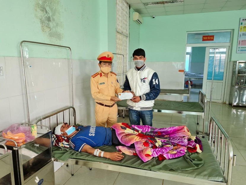 CSGT thăm hỏi người bị thương trong vụ tai nạn