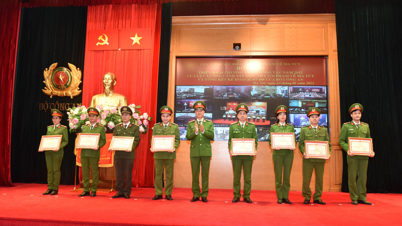 Trung tướng Nguyễn Duy Ngọc trao khen cho các tập thể, cá nhân của CATP Hà Nội có thành tích xuất sắc trong công tác đấu tranh phòng, chống ma túy Trung tướng Nguyễn Duy Ngọc trao khen cho các tập thể, cá nhân của CATP Hà Nội có thành tích xuất sắc trong công tác đấu tranh phòng, chống ma túy