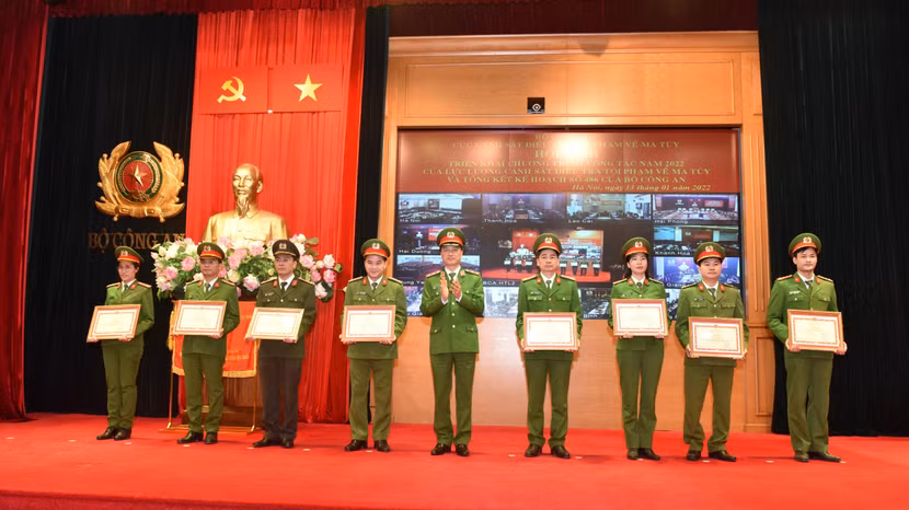 Trung tướng Nguyễn Duy Ngọc trao khen cho các tập thể, cá nhân của CATP Hà Nội có thành tích xuất sắc trong công tác đấu tranh phòng, chống ma túy
