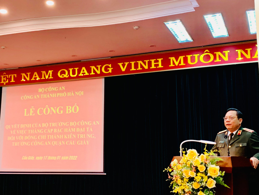 Đồng chí Trung tướng Nguyễn Hải Trung giao nhiệm vụ cho Đại tá Thành Kiên Trung Đồng chí Trung tướng Nguyễn Hải Trung giao nhiệm vụ cho Đại tá Thành Kiên Trung