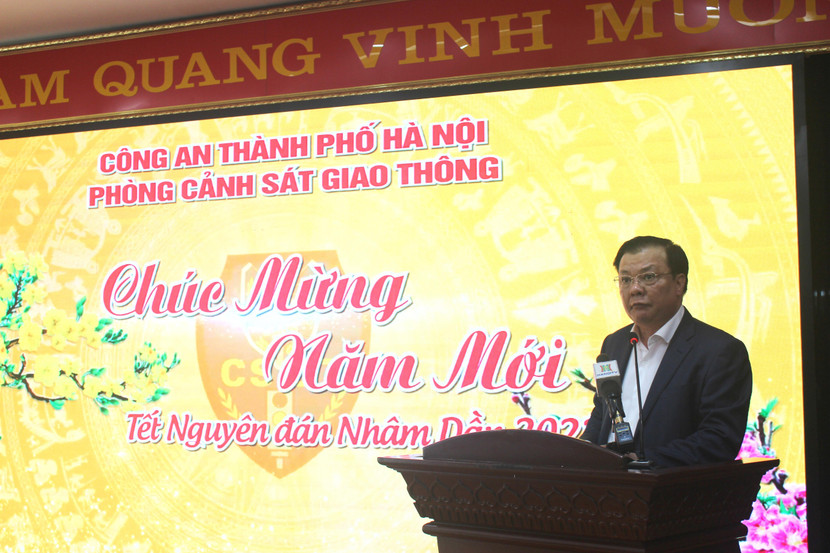 Đồng chí Bí thư Thành ủy Đinh Tiến Dũng biểu dương những thành tích, kết quả công tác của CATP Hà Nội và Phòng CSGT
