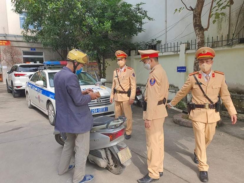 Đội CSGT số 9 cũng kiểm tra các lái xe vi phạm nồng độ cồn