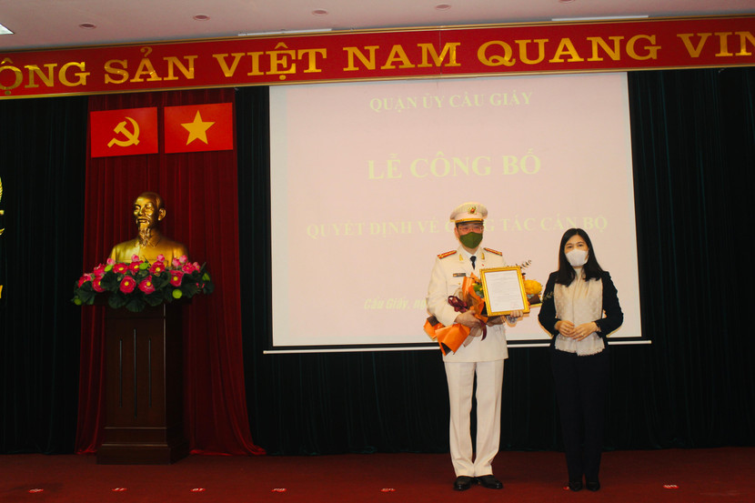 Đồng chí Trần Thị Phương Hoa, Bí thư Quận ủy Cầu Giấy trao quyết định chỉ định Đảng viên tham gia Ban chấp hành, Ban Thường vụ, giữ chức Bí thư Đảng ủy Công an quận Cầu Giấy nhiệm kỳ 2020-2025 đối với đồng chí Thành Kiên Trung Đồng chí Trần Thị Phương Hoa, Bí thư Quận ủy Cầu Giấy trao quyết định chỉ định Đảng viên tham gia Ban chấp hành, Ban Thường vụ, giữ chức Bí thư Đảng ủy Công an quận Cầu Giấy nhiệm kỳ 2020-2025 đối với đồng chí Thành Kiên Trung