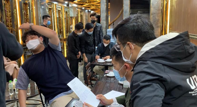 Khách vào hát karaoke là người Hàn Quốc và Việt Nam Khách vào hát karaoke là người Hàn Quốc và Việt Nam