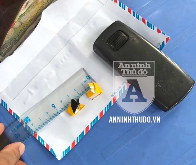 Hai gói heroin mà đối tượng tìm cách phi tang tại chốt 141 song bất thành Hai gói heroin mà đối tượng tìm cách phi tang tại chốt 141 song bất thành