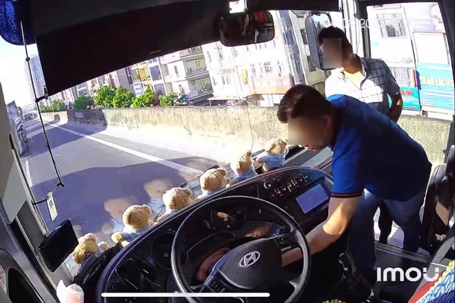 Hình ảnh tài xế xe ô tô Kia rút khóa xe khách