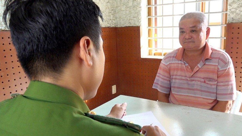 Hiếu khai nhận, số vàng chiếm đoạt được, hắn đã bán lấy 34 triệu đồng đem trả nợ và tiêu xài cá nhân Hiếu khai nhận, số vàng chiếm đoạt được, hắn đã bán lấy 34 triệu đồng đem trả nợ và tiêu xài cá nhân