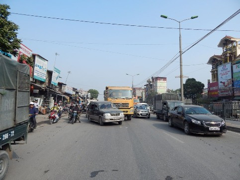 Hú vía xe tải “ăn” xe 7 chỗ ảnh 1