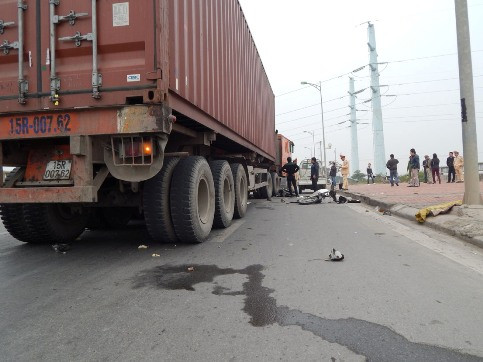 1 người đàn ông chết thảm dưới bánh xe container ảnh 1