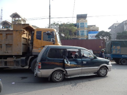 Hú vía xe tải “ăn” xe 7 chỗ ảnh 3