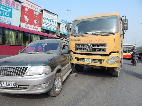 Hú vía xe tải “ăn” xe 7 chỗ ảnh 2