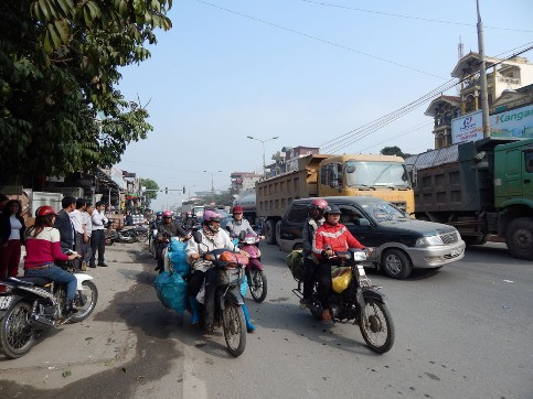 Hú vía xe tải “ăn” xe 7 chỗ ảnh 5