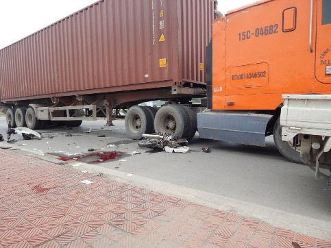 1 người đàn ông chết thảm dưới bánh xe container ảnh 5