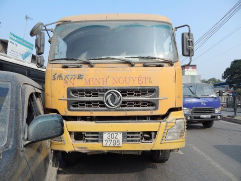 Hú vía xe tải “ăn” xe 7 chỗ ảnh 4