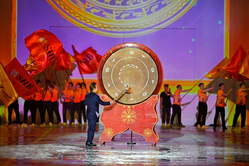 Doanh nhân Đỗ Quang Hiển đánh trống, gửi thông điệp trong kỷ nguyên mới tới 80.000 CBNV