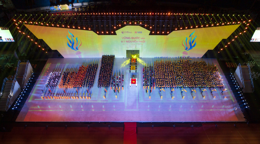 Khoảnh khắc đầy tự hào khi 15.000 CBCNV SHB – T&amp;T hòa vang Quốc ca Việt Nam