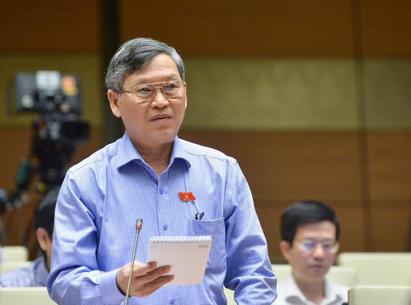 Đại biểu Tô Văn Tám (đoàn Kon Tum) phát biểu thảo luận